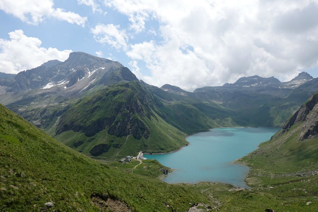 Début de la descente vers le lac Vannino et vue sur le refuge Margaroli