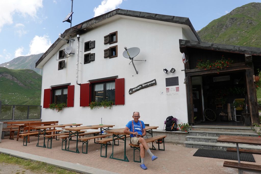 Fin de la 2ème étape au refuge Margaroli (CAI). Nous n'allions pas planter la tente au pied du refuge !