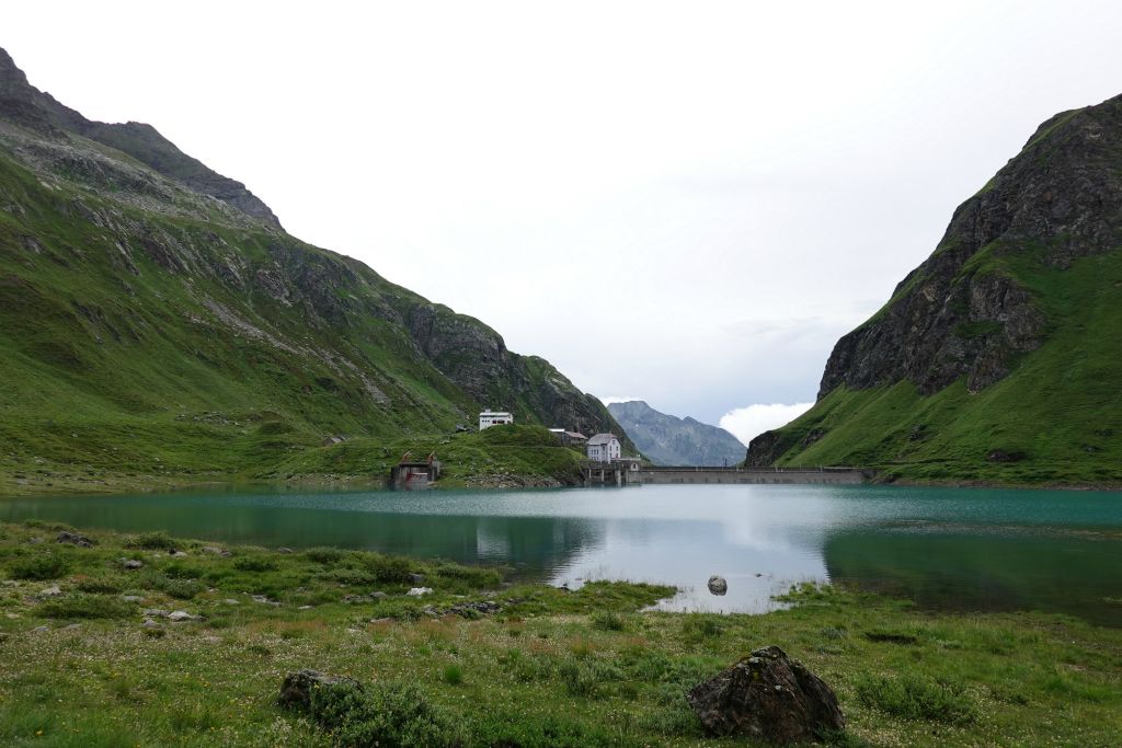 On commence par longer le lac Vannino