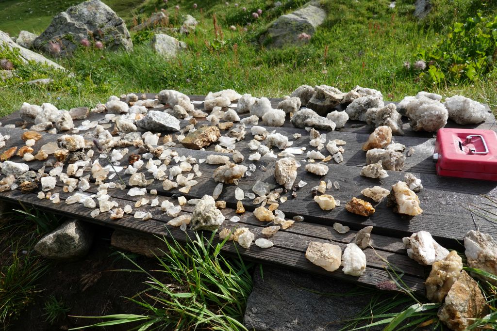 Incroyable ! Le long du chemin , pierres exposées, accompagnées de leur prix. Chacun paie dans la petite boite....