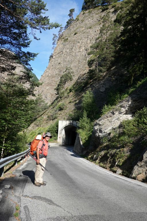 Petit tronçon de route jusqu'à l'entrée du tunnel