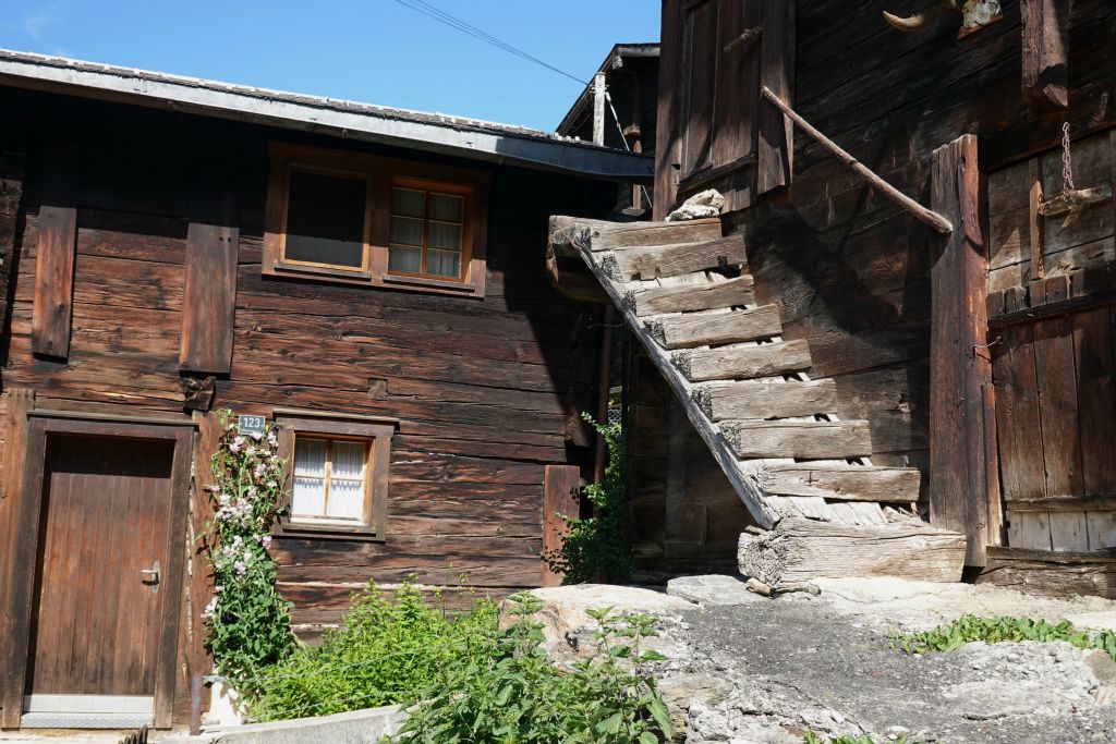 Hameau d' Ausserbinn.  Vigilance en empruntant l'escalier !