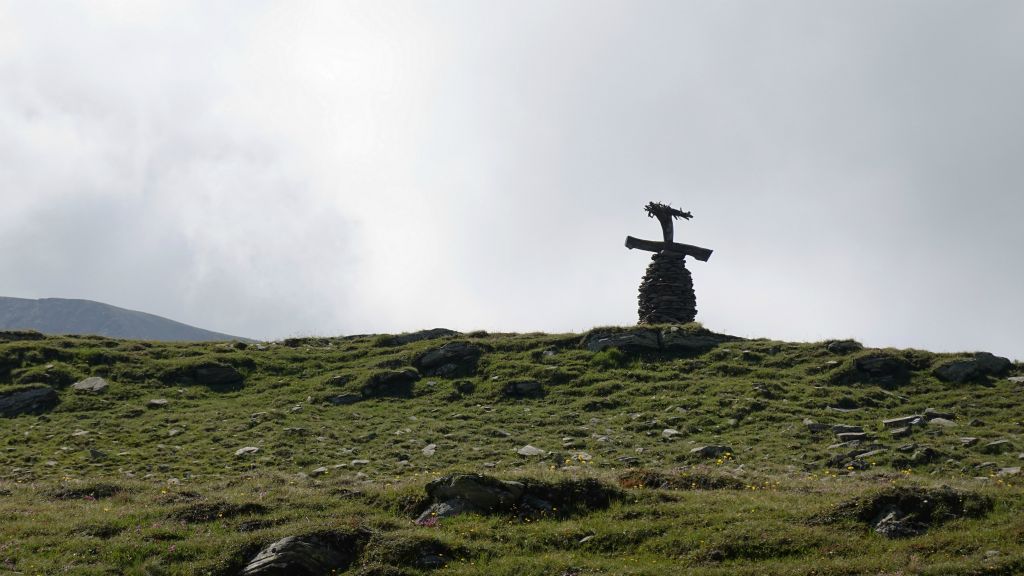 Tristal à 2575 m et son Inuksuk ? On finit par enjamber une barrière que l'on ne peut contourner