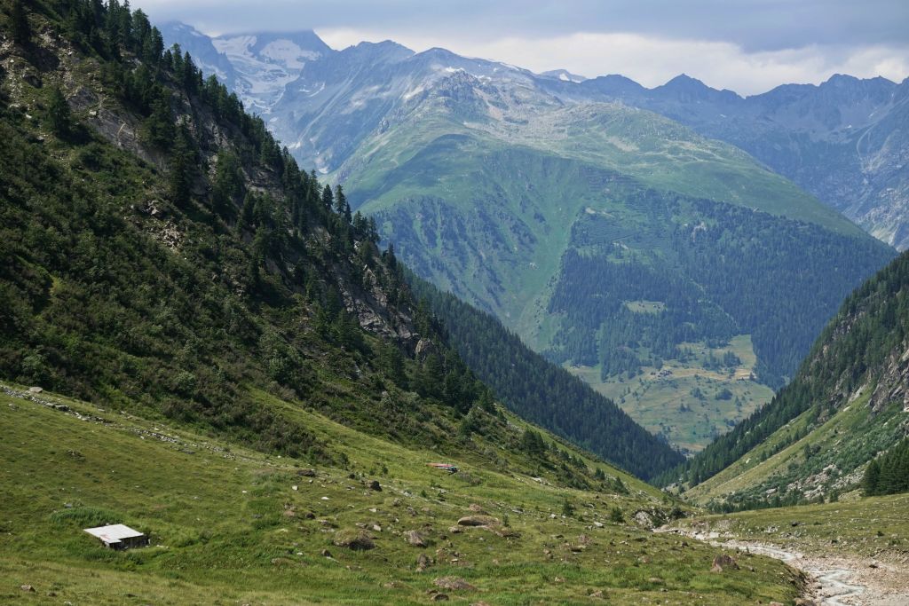 Altstafel à 1976 m . Vue sur la vallée de la Blinne où l'on voudrait faire étape. On aperçoit 2 modestes abris