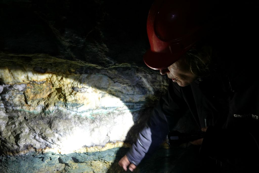 La guide éclaire un filon de quartz (qui contient la chalcopyrite)