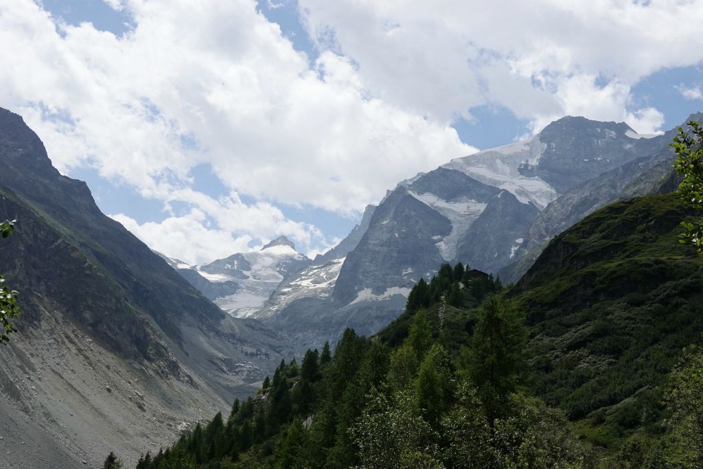 Après la visite de la mine, direction la cabane du Petit Mountet. Vue sur la Pointe de Zinal et le grand Cormier