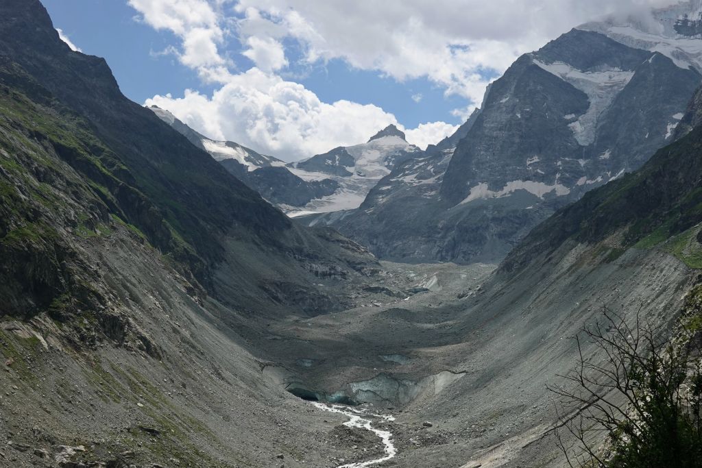 Depuis la cabane,  le glacier de Zinal, la Pointe de Zinal et à droite l'amorce du grand Cormier