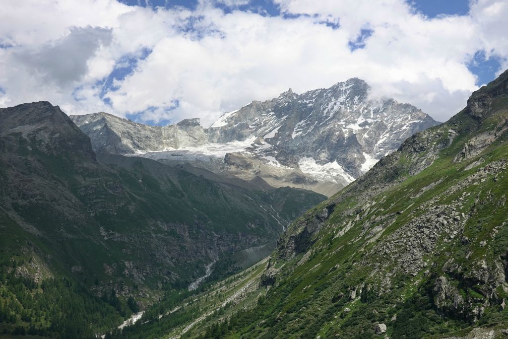 Depuis la cabane, vue sur le Weisshorn. Avec un oeil perçant, on peut voir la cabane d'Arpitettaz