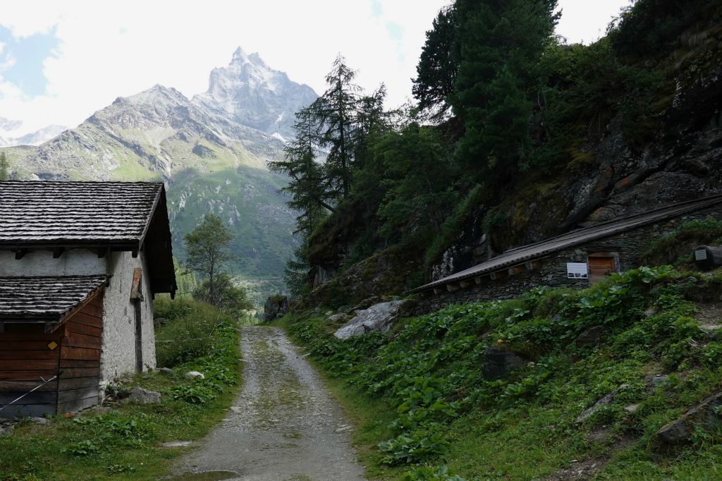 Descente vers Zinal. A droite l'ancien abri des mineurs, bien restauré