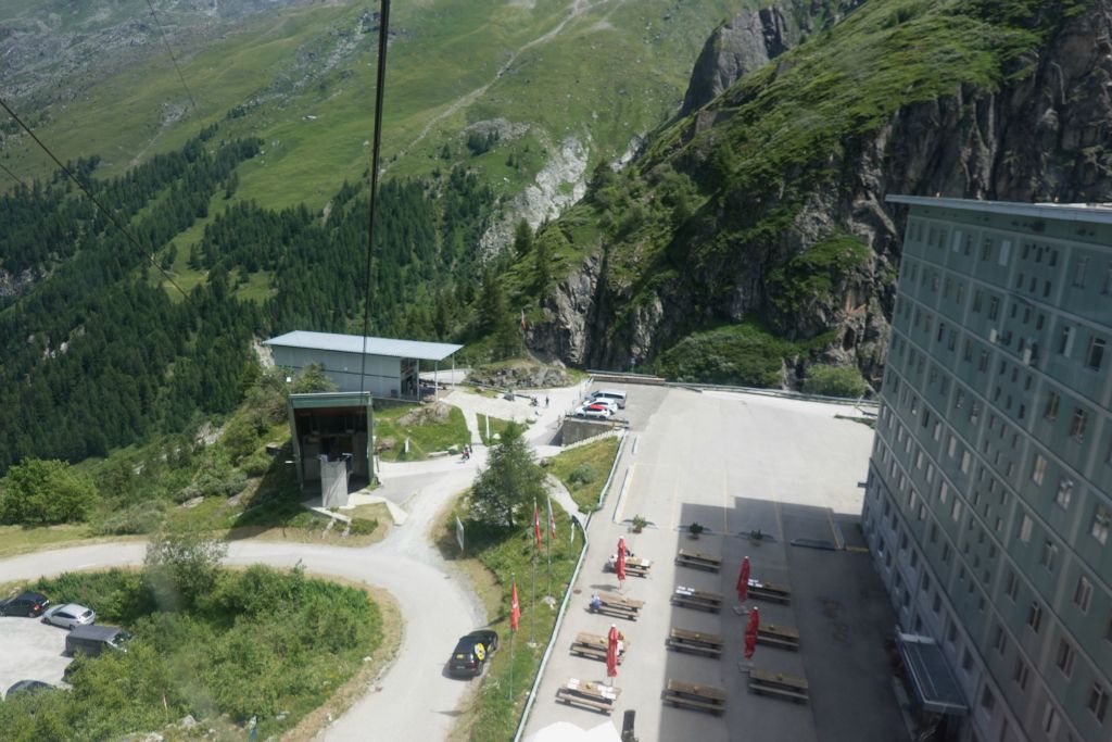 Avec le téléphérique nous montons au couronnement du barrage. On voit le batiment ( surnommé le Ritz ) construit pour loger les ingénieurs du chantier