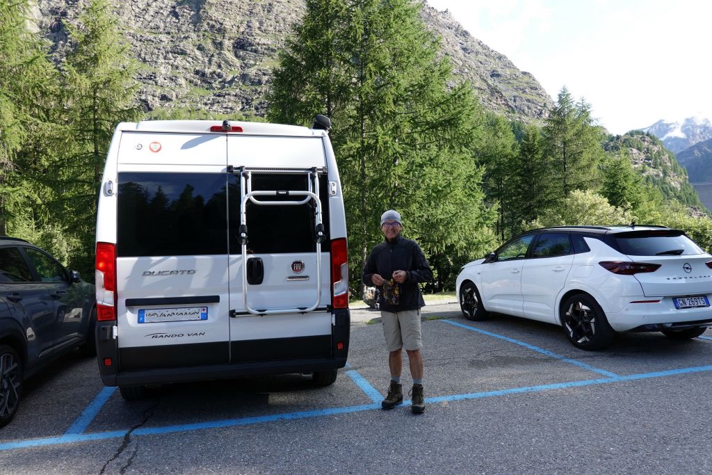 Après 2 jours de mauvais temps, nous pouvons enfin partir en rando ! Nous allons au  parking de Campo Moro