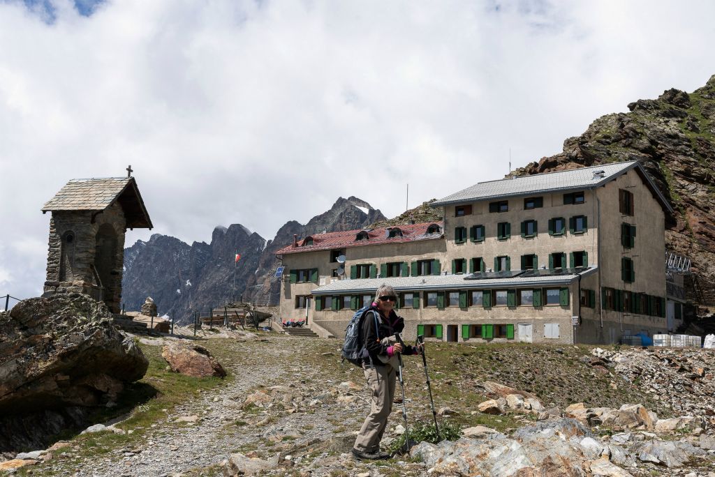 Arrivée au refuge Marinelli Bombardieri ( CAI ) à 2813 m . Spacieux !!