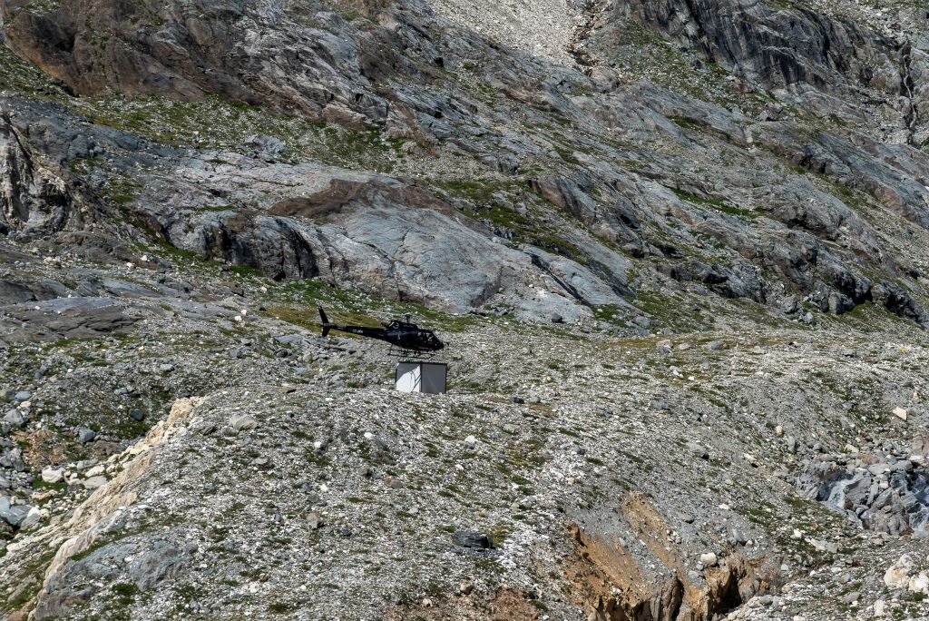 Un hélicoptère dépose une cabane pour le trail UltraValmenco qui aura lieu le lendemain