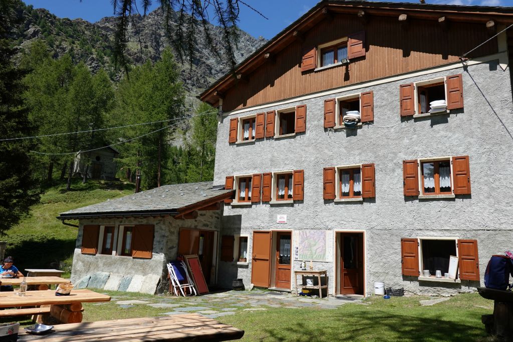 Petit arrêt au refuge Mitta à 2100 m