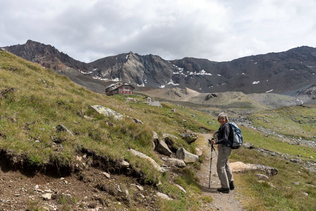 Refuge Pizzini ( 2706 m ). On s'y arrêtera au retour seulement