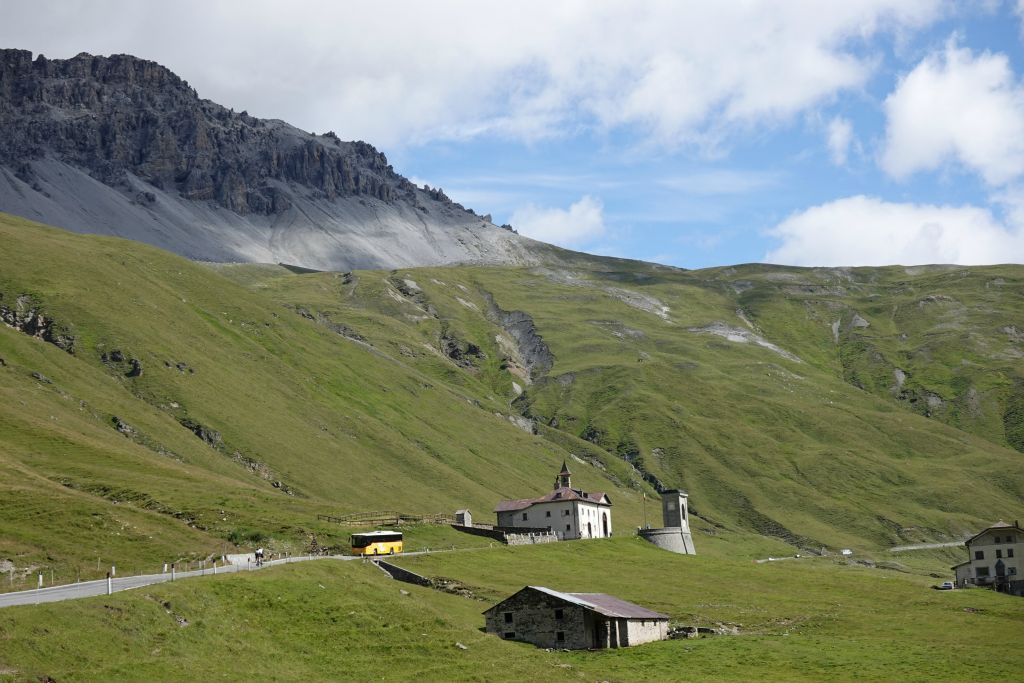 En changeant de vallée, détour par la vallée de Braulio. On y voit même des cars suisses !