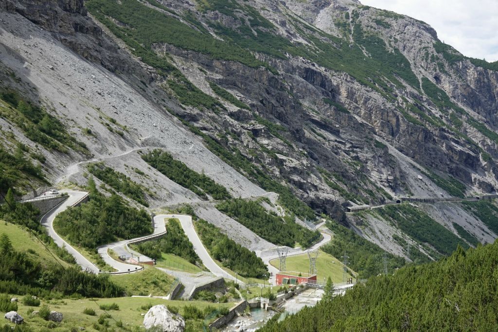 Descente vers Bormio par la même route très appréciée par les motards et cyclistes