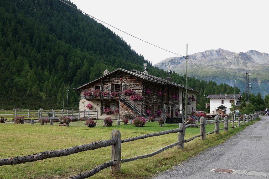 Départ pour aller voir le panorama depuis le point culminant de la station. D'abord à pied, puis en bus