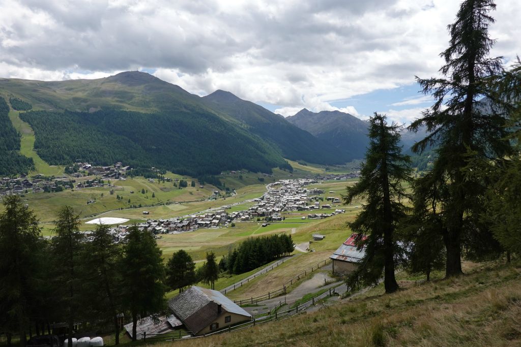 Retour à pied à Livigno . C'est la fin de nos randos dans le nord de la Lombardie