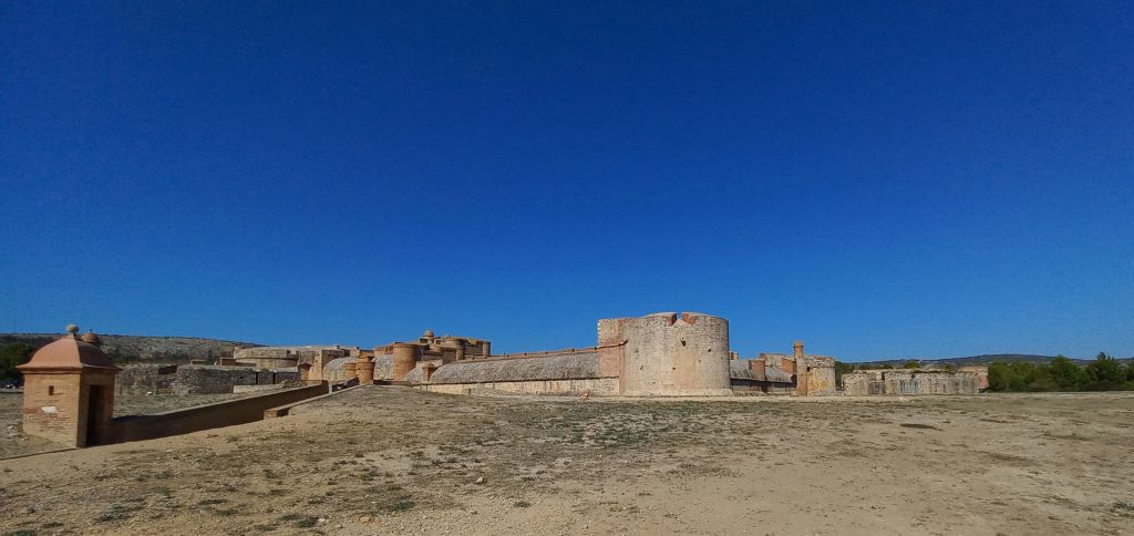 Forteresse en territoire espagnol, construite fin 15ème siècle, sur ordre du roi Ferdinand 2 d'Aragon