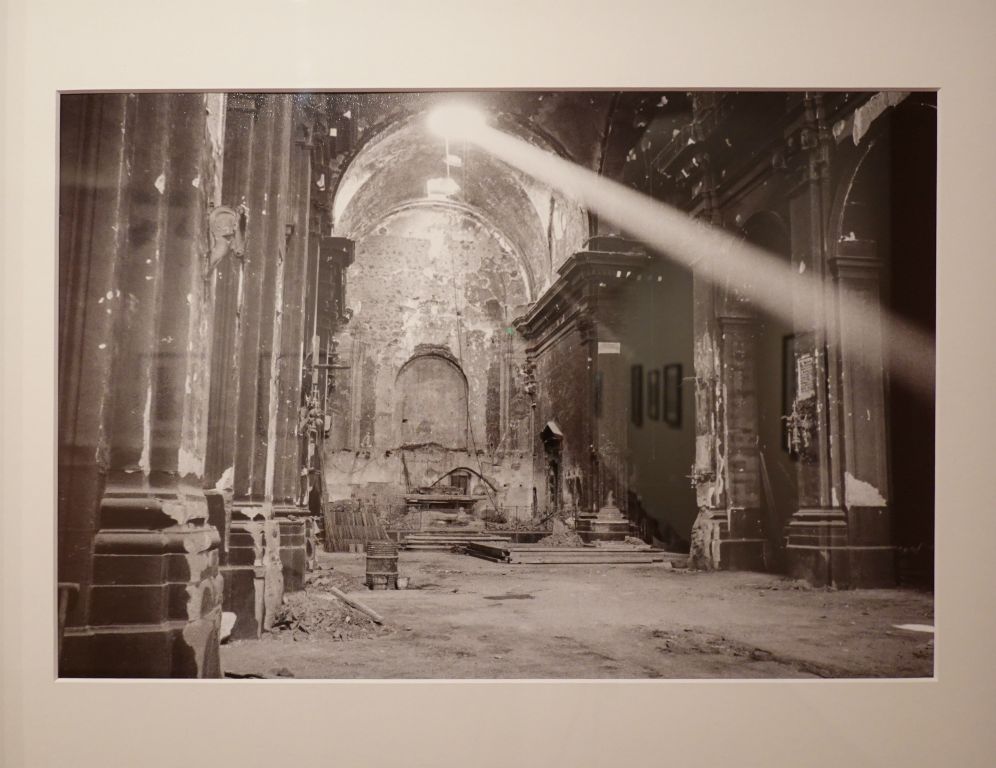 Intérieur de l'église Vincent de Sarria pillée en juillet 1936