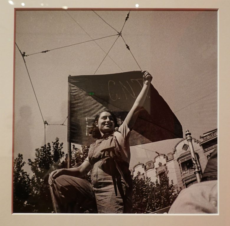 Une anarchiste se hisse sur les barricades avec son drapeau . Avec cette photo, Anita Garbin devient la "Madone anarchiste"