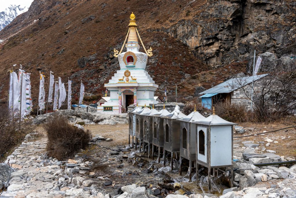 Imposant stupa et moulin à prières