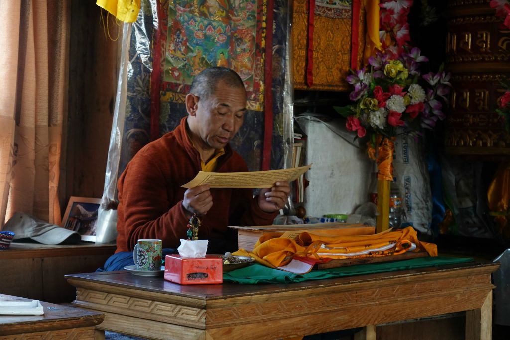 Un moine alliant la prière à la randonnée, dans la salle commune du lodge