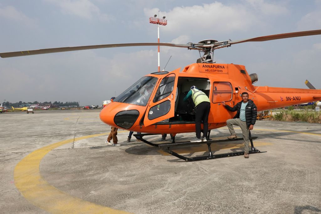 Merci à la compagnie Annapurna Helicopters qui a accepté de venir nous chercher