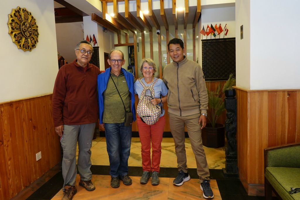 Avec le patron de l'hôtel et Kumar de l'agence Népal Ecology Trek, tous les deux d'une extrême gentillesse, juste avant notre départ