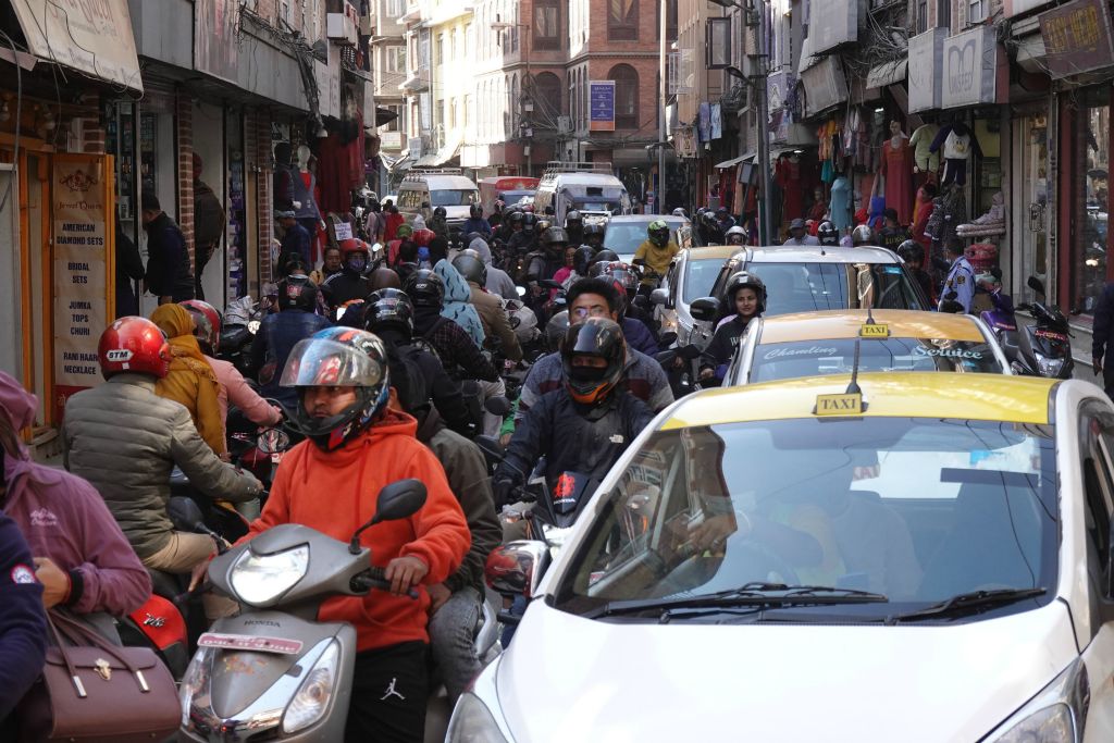 Circulation habituelle dans les petites rues de Kathmandu . Difficile pour les piétons !
