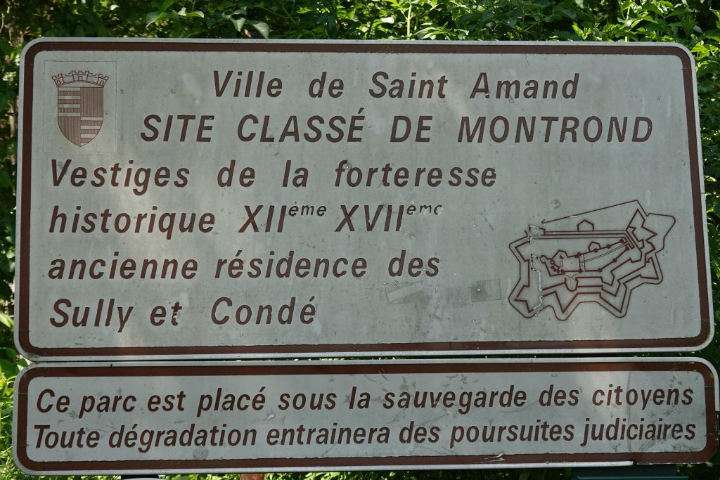 En partance pour Moulins, premier arrêt pour visiter les vestiges de la forteresse de St-Amand Montrond...