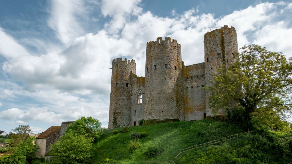 Les ruines du château de Bourbon l'Archambault