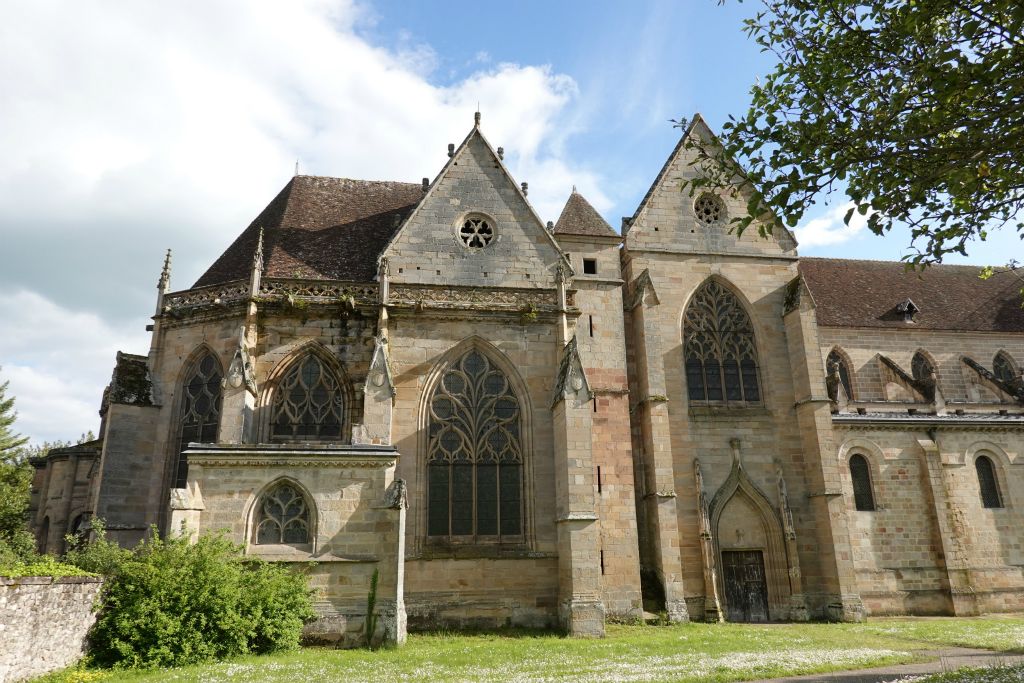 Un peu à l'ouest de Moulins, Souvigny, village médiéval du Bourbonnais. Ici  l'église du prieuré