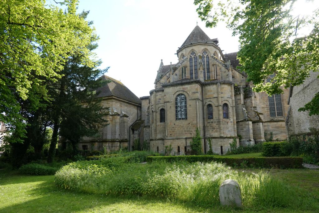 L'église vue du jardin du prieuré