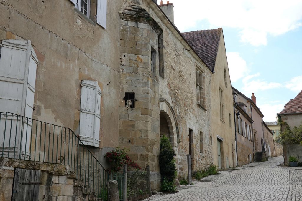 Ruelle de Souvigny ; la batisse est à regarder en détail