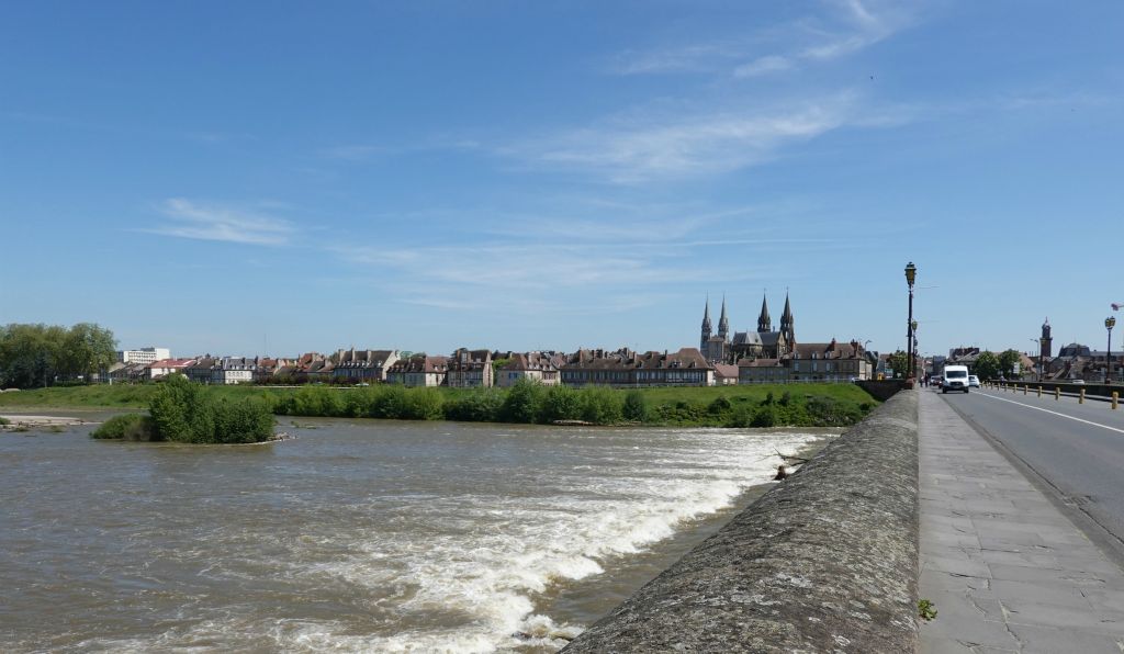 Partis pour la visite de Moulins. Pont sur l'Allier d'une largeur impressionnante