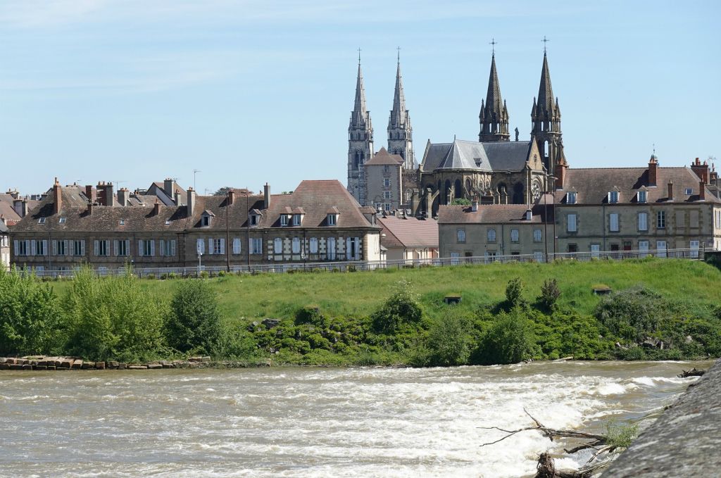 Vue sur la cathédrale (à gauche) et  l'église du Sacré-Coeur (à droite)