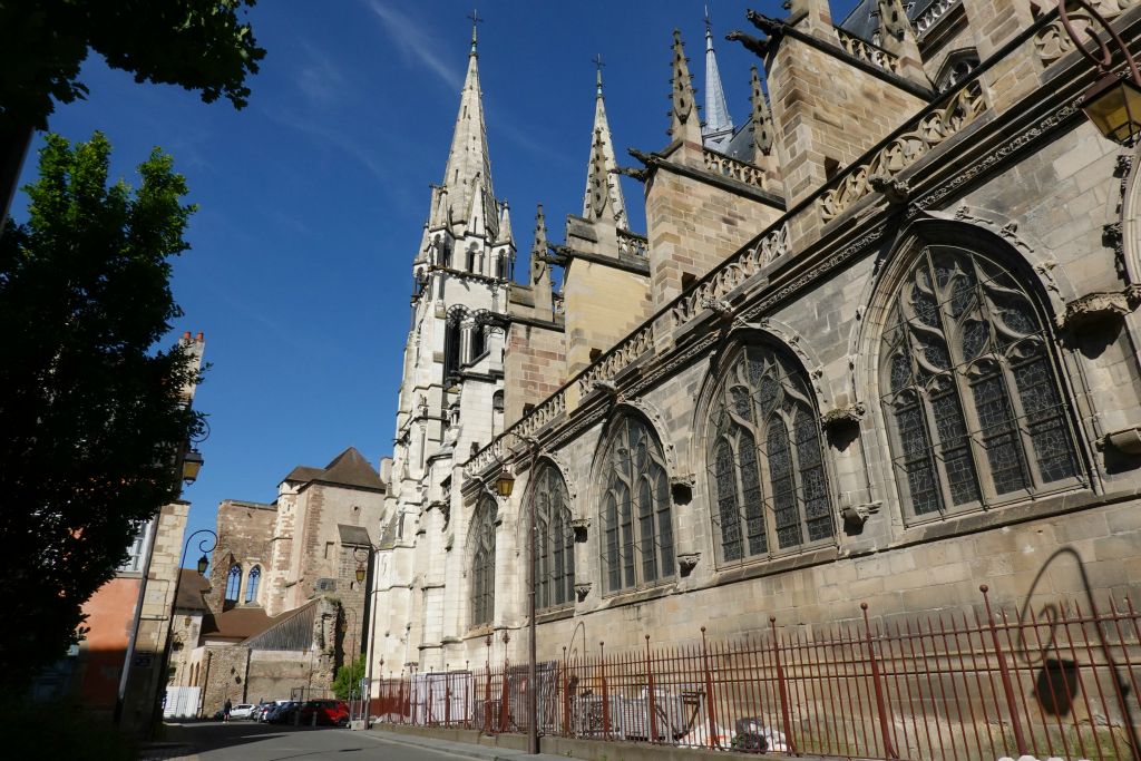 La cathédrale et le château ruiné des Ducs de Bourbon à l'arrière plan