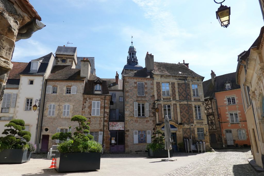 Place de l'Ancien Palais avec, au centre, l'entrée du Musée de la Visitation