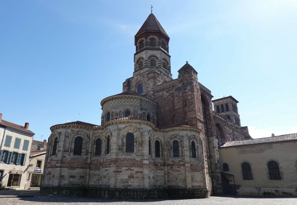 200km plus au sud, à Brioude en Haute-Loire, la Basilique St-Julien  vue depuis son chevet 