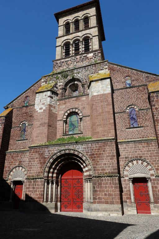 Façade de la Basilique St-Julien de style roman auvergnat