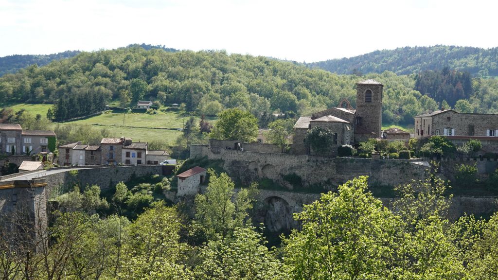 Vue sur l'Ermitage St-Vincent au  coeur du village de Vieille-Brioude dominant la vallée de l'Allier