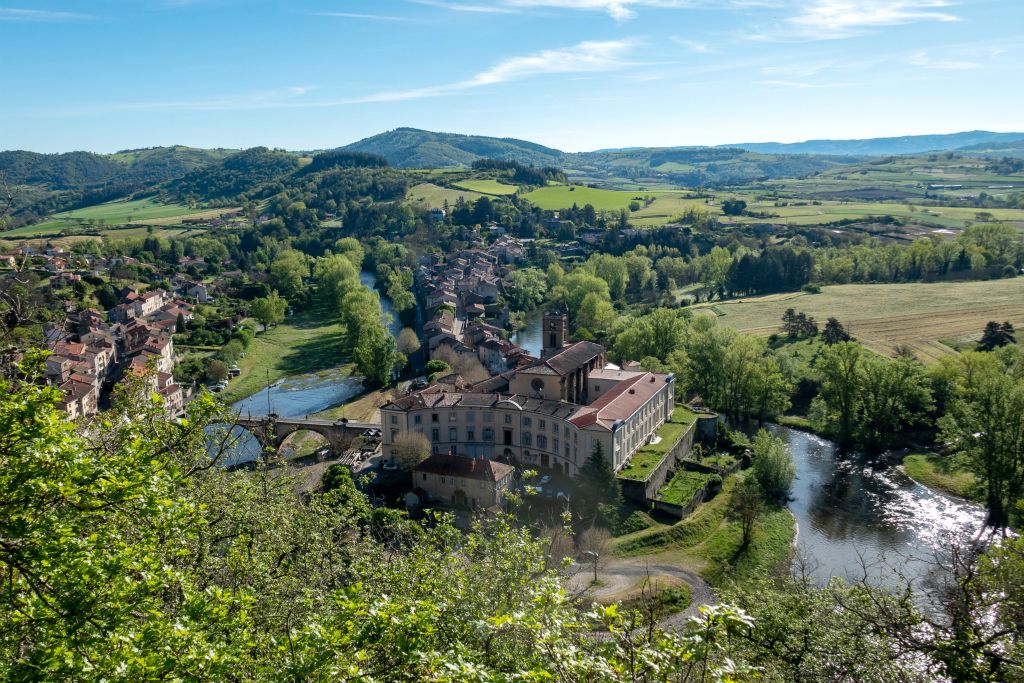 Avant de suivre le GR, nous commençons par monter au-dessus du village pour voir le panorama