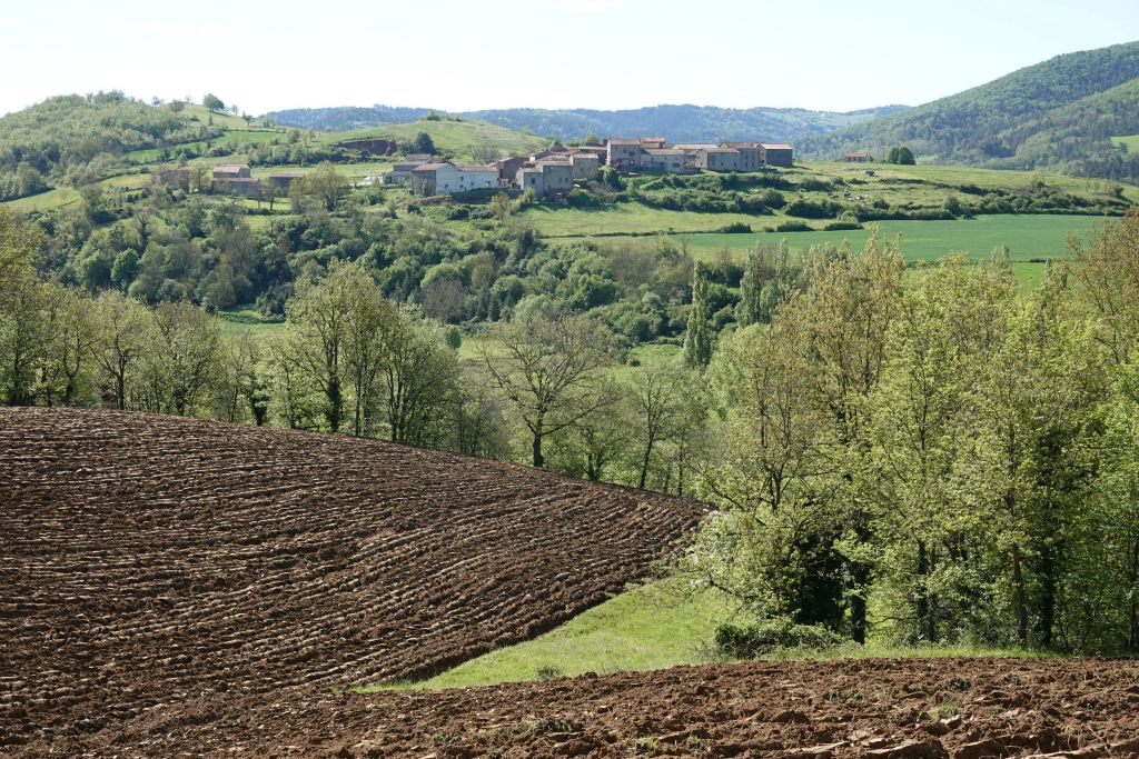 En direction de Chilhac  (vue sur le hameau de Achaud ?)