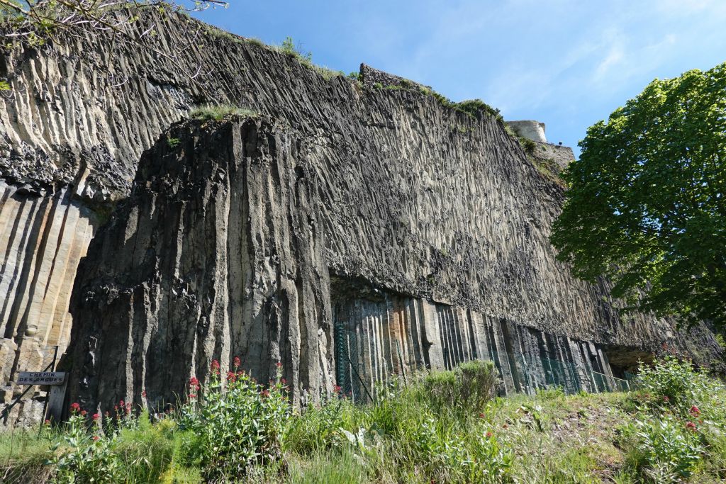 Orgues basaltiques à une extrémité du village