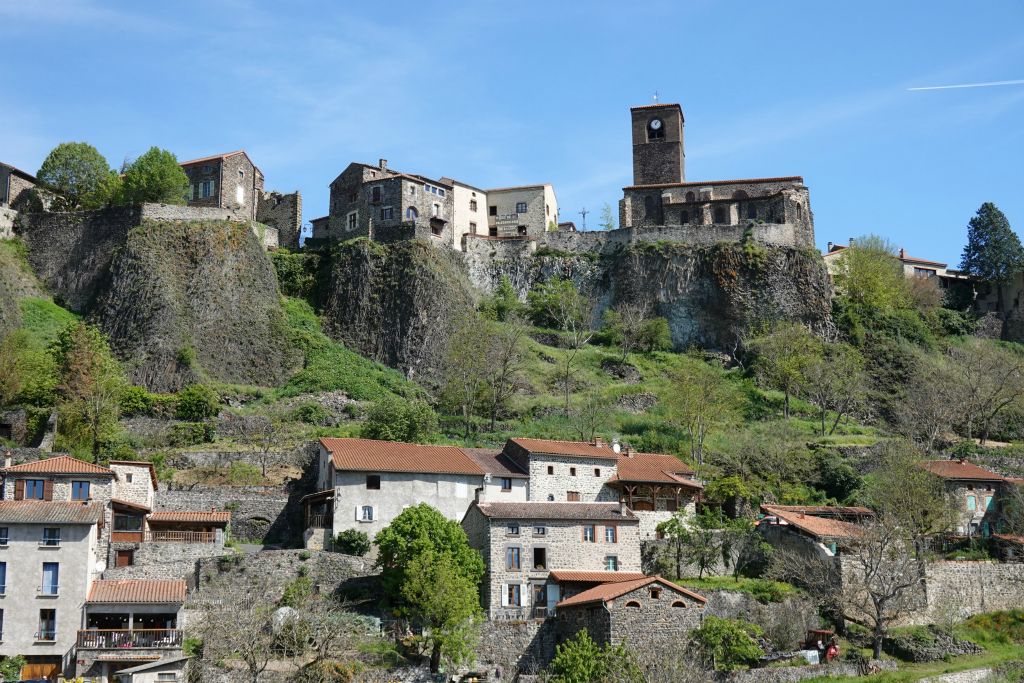 Depuis le pont sur l'Allier, vue sur Chilhac, village forttifié construit sur une falaise basaltique