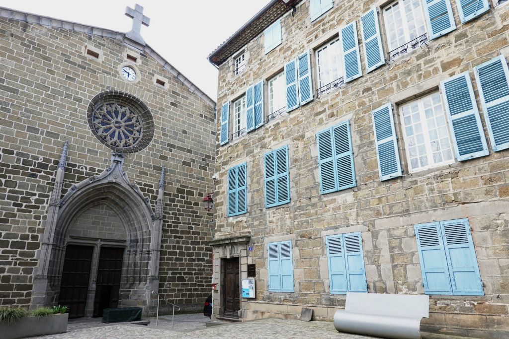 Le matin, petit tour dans le centre ville de Langeac. Ici la façade de l'église St-Gal