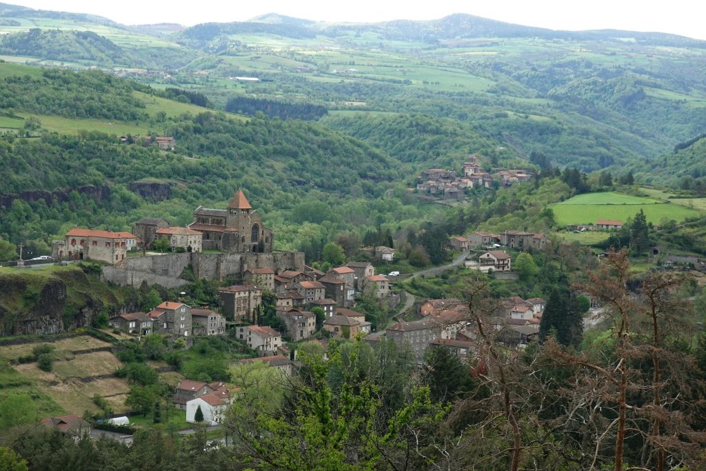 Vue sur Chanteuges construit sur un promontoire basaltique surplombant  la Desges (petit affluent de l'Allier)