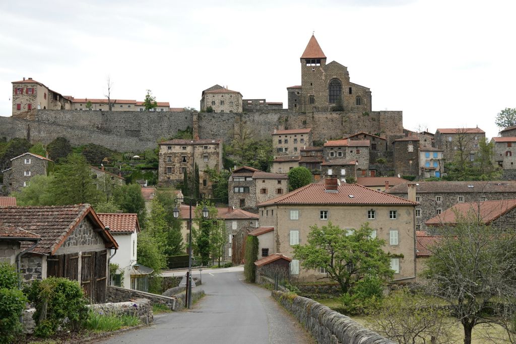 Vue sur le prieuré de Chanteuges, ancien monastère bénédictin